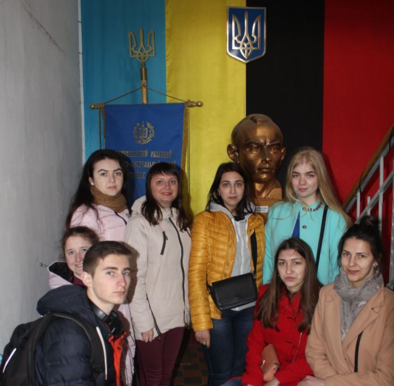 Студенти факультету педагогіки і психології озайомлюються з експонатами музею